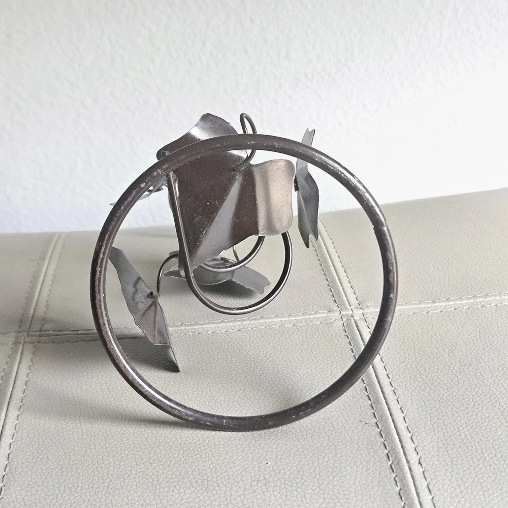 Vintage metal ivy leaf vase stand/holder